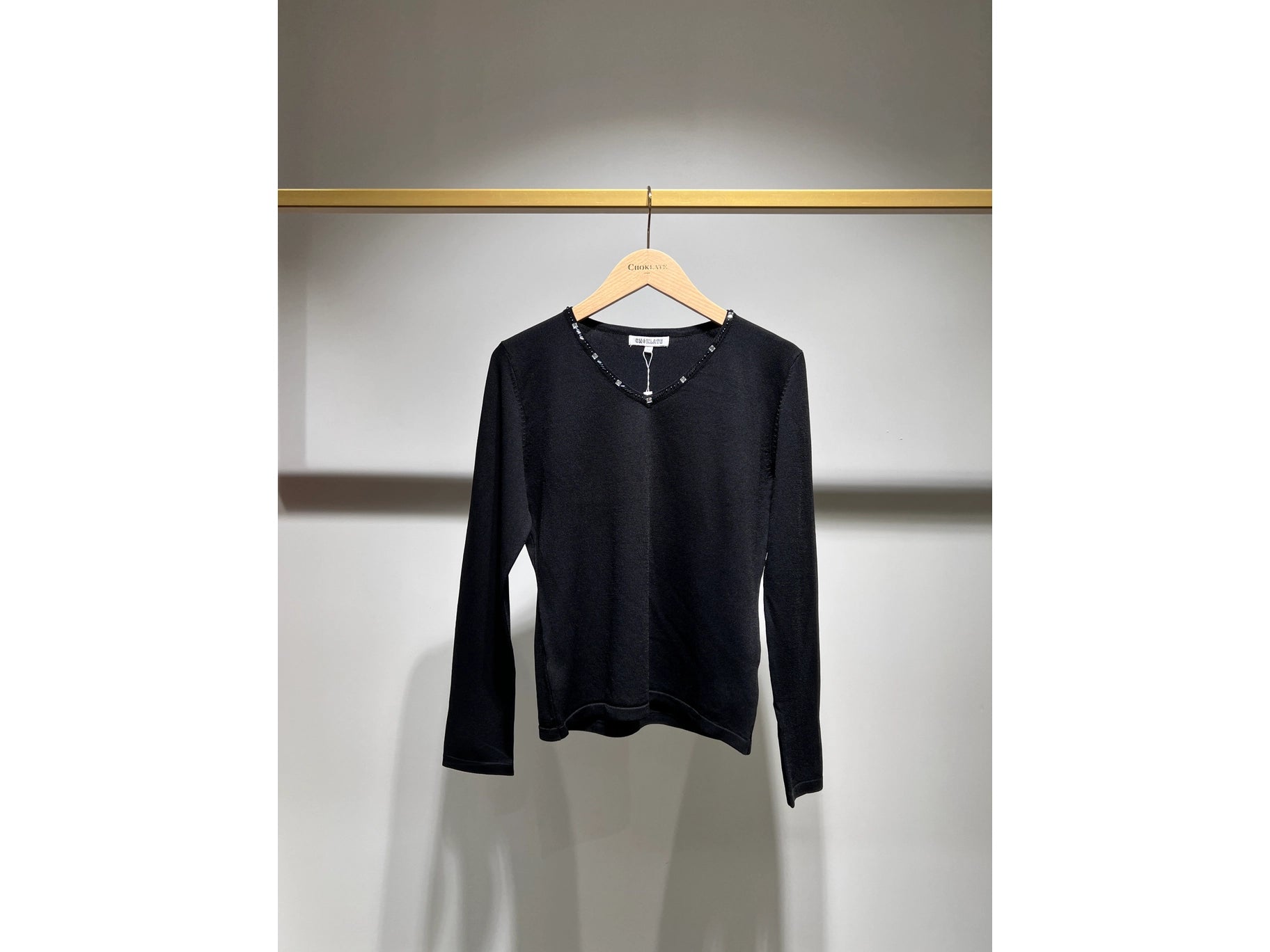 V-Neck Knit with Pearl Details On the Collar